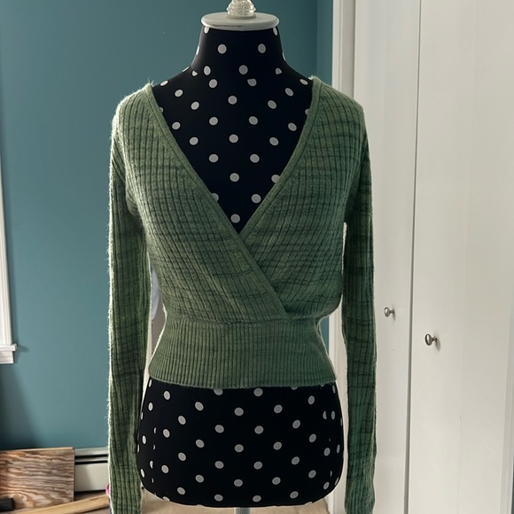 American Eagle Outfitters Sweaters - American Eagle crop sweater